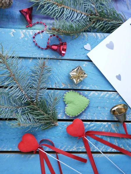 Dekorativa Jul Sammansättning Stilleben Spruce Grenar Dekorationer Konstnärsmaterial Hjärtan Handgjorda — Stockfoto
