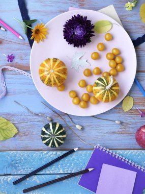 Dekoratif kabak, taze çiçekler, yapraklar ve sanat malzemeleri ahşap mavi arka plan, üstten görünüm üzerinde Cadılar Bayramı kutlamak için hazırlık için sonbahar düzenlenmesi