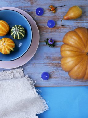 Kabakları çiçekler, mumlar hafif ahşap arka plan, üstten görünüm üzerinde dekoratif sonbahar bileşimi. Tatil, Cadılar Bayramı, sonbahar sezon