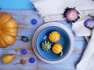 Kabakları çiçekler, mumlar hafif ahşap arka plan, üstten görünüm üzerinde dekoratif sonbahar bileşimi. Tatil, Cadılar Bayramı, sonbahar sezon