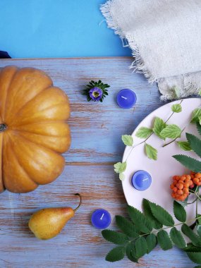 Kabakları çiçekler, mumlar hafif ahşap arka plan, üstten görünüm üzerinde dekoratif sonbahar bileşimi. Tatil, Cadılar Bayramı, sonbahar sezon