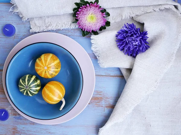 Kabakları çiçekler, mumlar hafif ahşap arka plan, üstten görünüm üzerinde dekoratif sonbahar bileşimi. Tatil, Cadılar Bayramı, sonbahar sezon