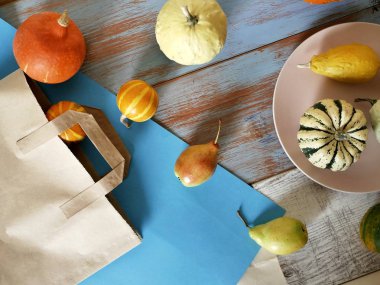 Kabaklar farklı çeşitleri, cupcakes, armut, çerez şekilleri, tatlı hazırlanması için bir ışık ahşap arka plan, helloween, üstten görünüm tatile sonbahar bileşimi