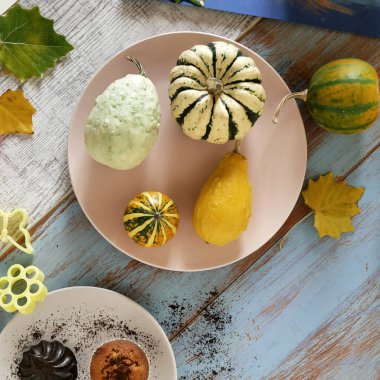 Kabaklar farklı çeşitleri, cupcakes, armut, çerez şekilleri, tatlı hazırlanması için bir ışık ahşap arka plan, helloween, üstten görünüm tatile sonbahar bileşimi