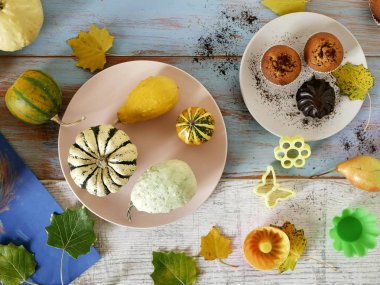 Kabaklar farklı çeşitleri, cupcakes, armut, çerez şekilleri, tatlı hazırlanması için bir ışık ahşap arka plan, helloween, üstten görünüm tatile sonbahar bileşimi
