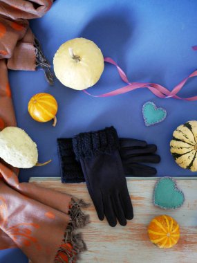 Pumpkins, armut, mor eldivenler, mumlar ve farklı dokular, üstten görünüm, helloween, bir ev mevsimlik tatil için hazırlık kavramı mavi bir arka plan üzerinde keçe kalp dekoratif bileşimi