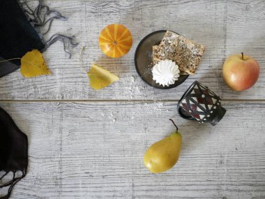 Çerezler, bir bardak, bir kabak, armut ve elma, dekoratif bir mevsim sonbahar kompozisyon, üstten görünüm