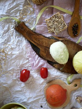 Taze sebze, yemek pişirmek için kompozisyon kabak, karnabahar, biber, domates, soğan ve baharat hafif buruşturulmuş kraft kağıt arka plan üzerinde görünümü top