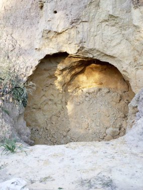 Kil koyu sarı renk, doğal ortamda bir mağarada çıkarılan doku