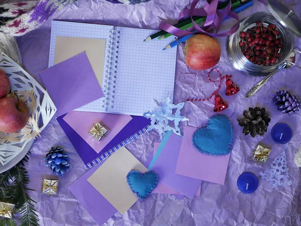 Composição Natal Decorativa Sazonal Caderno Lápis Corações Feltro Redução Papel — Fotografia de Stock