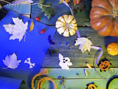 Cadılar bayramı dekorasyonu, sonbahar yaprakları mavi bir arka plan, mevsimlik tatil, üstten görünüm