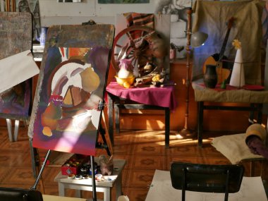 Sanat Okulu Çalıştayı bir şövale iç bitmemiş resimsel natürmort doğadan hala can, insanlar olmadan arka planı