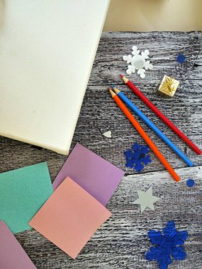 Dekoratif bileşimi şenlikli dekor, beyaz tuval, kağıt, kalem, defter, keçe ve kağıt kalpler, aydınlık gözlük, açık renkli, en iyi görünüm, yılbaşı, Sevgililer, romantik tebrik, mevsim kış tatili