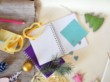 Dekoratif bileşimi şenlikli dekor, beyaz tuval, kağıt, kalem, defter, keçe ve kağıt kalpler, aydınlık gözlük, açık renkli, en iyi görünüm, yılbaşı, Sevgililer, romantik tebrik, mevsim kış tatili