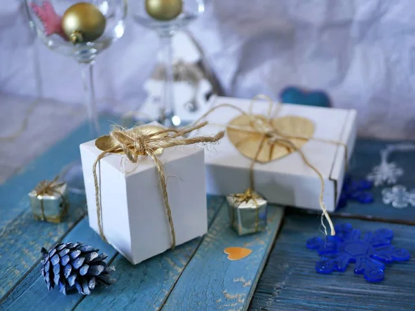 Composição Decorativa Natal Presentes Decorados Luzes Natal Corações Feltro Artesanais — Fotografia de Stock