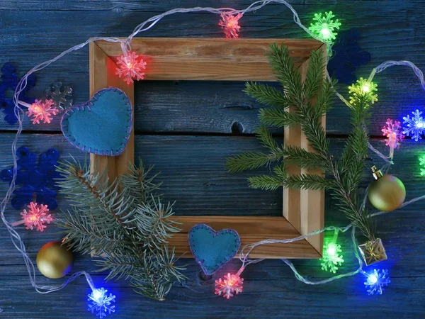 Holzrahmen Mit Tannenzweigen Dekoriert Weihnachtsbaumbeleuchtung Mit Schneeflocken Filzherzen Auf Blauem — Stockfoto