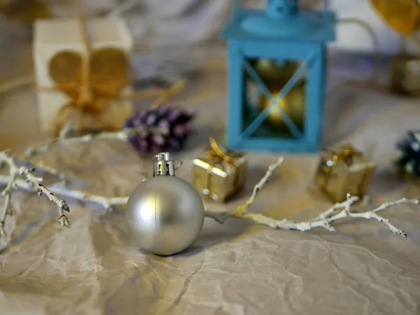 Saisonale Winterferien Weihnachtsdekor Silberkugel Lampe Geschenke Weiße Zweige Dekorative Komposition — Stockfoto