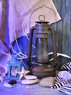 Natürmort dekoratif fenerler, deniz taşları, deniz kabuklarını, deniz tuzu dokusal mavi bir arka plan üzerinde seyahat, deniz romantizm kavramı