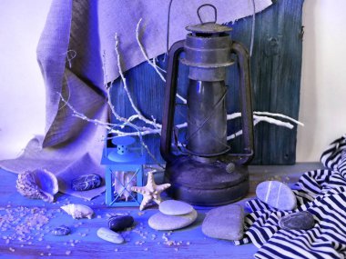 Natürmort dekoratif fenerler, deniz taşları, deniz kabuklarını, deniz tuzu dokusal mavi bir arka plan üzerinde seyahat, deniz romantizm kavramı
