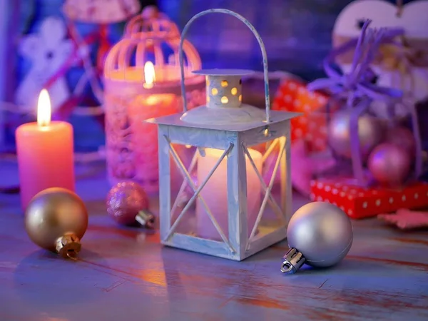 Velas Iluminadas Luzes Decorativas Bolas Decoração Natal Uma Mesa Madeira — Fotografia de Stock