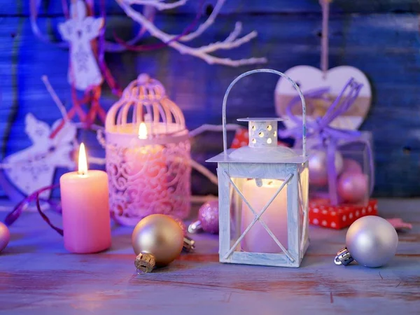 Velas Iluminadas Luzes Decorativas Bolas Decoração Natal Uma Mesa Madeira — Fotografia de Stock
