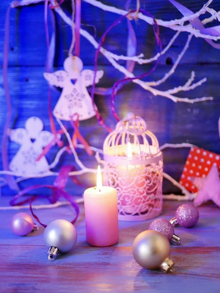 Velas Encendidas Luces Decorativas Bolas Decoración Navidad Una Mesa Madera — Foto de Stock