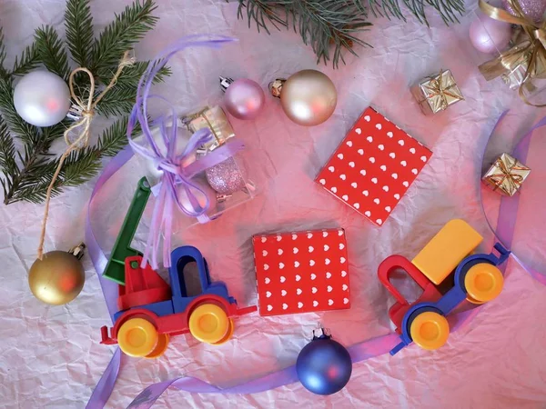 Spielzeug Helle Autos Schachteln Mit Geschenken Weihnachtsdekoration Neujahrsdekor Kugeln Auf — Stockfoto