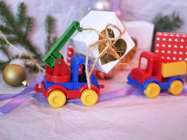 Игрушки Яркие Автомобили Доставляют Коробки Подарками Рождественские Украшения Новогодний Декор — стоковое фото