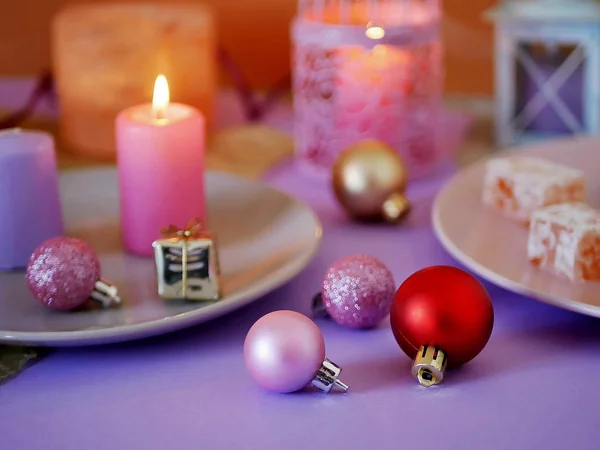 燃焼蝋燭 装飾的なランタン クリスマスの装飾 光銀背景 ロマンチックな雰囲気の中 季節の冬の休日ボールに東洋のお菓子からピンク色に装飾的組成物 — ストック写真