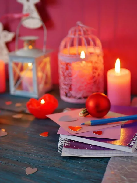 Composição Decorativa Dia Valentim Velas Ardentes Forma Rosas Lanternas Decorativas — Fotografia de Stock