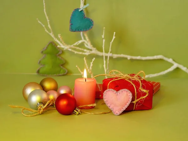 Dekorative Saisonale Komposition Einer Brennenden Kerze Filzherzen Christbaumkugeln Weihnachtsdekoration Romantisches — Stockfoto