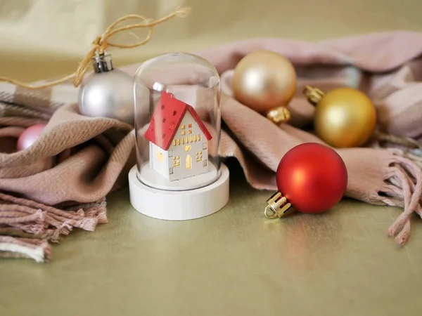 Casa Brinquedo Branco Com Telhado Vermelho Lenço Quente Bolas Natal — Fotografia de Stock