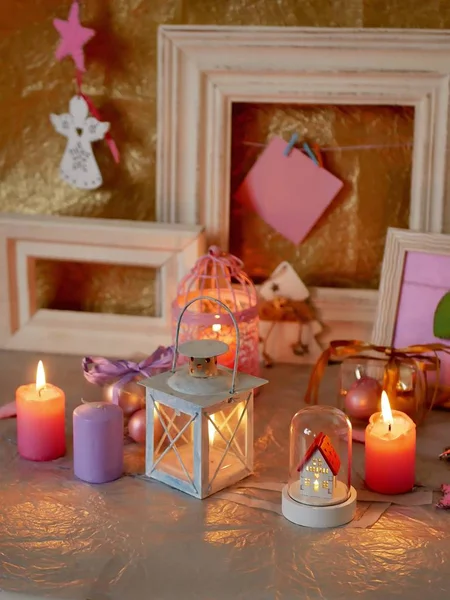 Dekorative Saisonale Komposition Brennender Kerzen Dekorativer Lampen Festliches Dekor Auf — Stockfoto