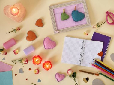 Sevgililer, düğün, Doğum--dan taze gül, gül yaprakları, keçe kalpleri ile kutlama için dekoratif kompozisyon mumlar, boş defter kayıtları, kağıt, kalem üzerinde hafif bir arka plan, üstten görünüm için yaktı.