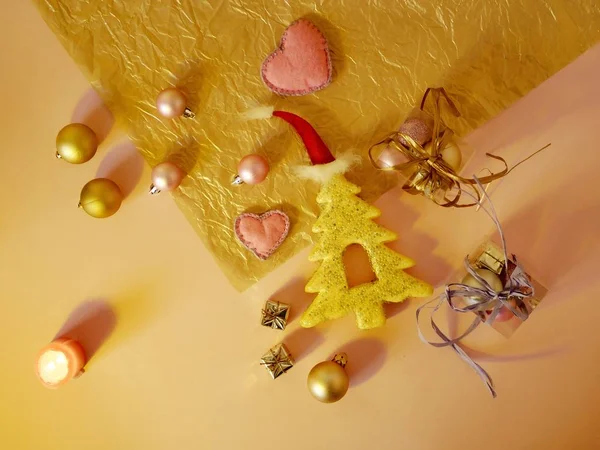 Dekorative Saisonale Komposition Aus Einem Dekorativen Weihnachtsbaum Lebkuchen Mit Weihnachtsmütze — Stockfoto