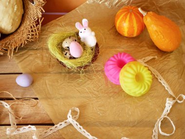 Paskalya dekorasyon, boyanmış yumurta, sarı sebze, kabaklar bir ahşap masa lambası, ev yapımı tatil hazırlık kavramı, rustik hayat