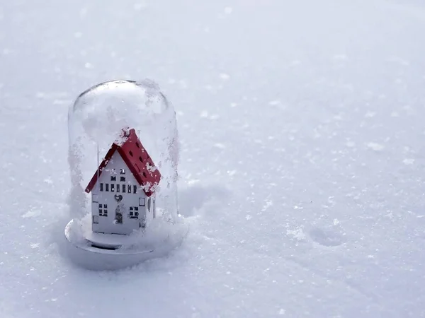 Casa Brinquedo Branco Com Telhado Vermelho Neve Contra Pano Fundo — Fotografia de Stock