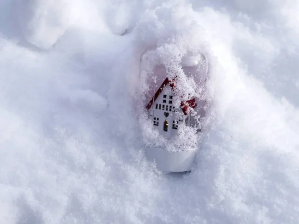 Casa Brinquedo Branco Com Telhado Vermelho Neve Contra Pano Fundo — Fotografia de Stock