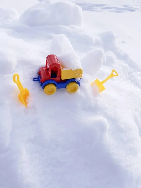 Camion Jouet Plastique Brillant Chargé Neige Lames Pour Enfants Dans — Photo