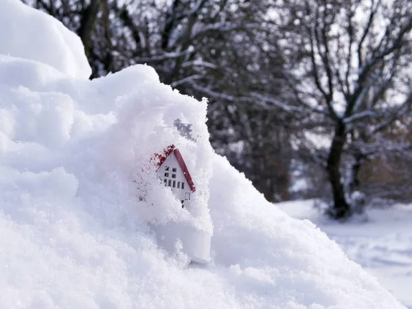 Casa Brinquedo Branco Com Telhado Vermelho Neve Contra Pano Fundo — Fotografia de Stock