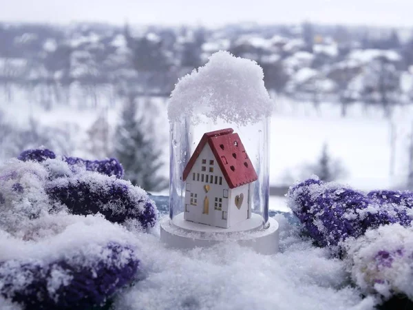 Uma Pequena Casa Branca Decorativa Brinquedo Com Telhado Vermelho Uma — Fotografia de Stock