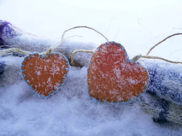 一对橙色的心在雪上被雪覆盖 冬季季节性假期的概念 祝贺情人节 — 图库照片