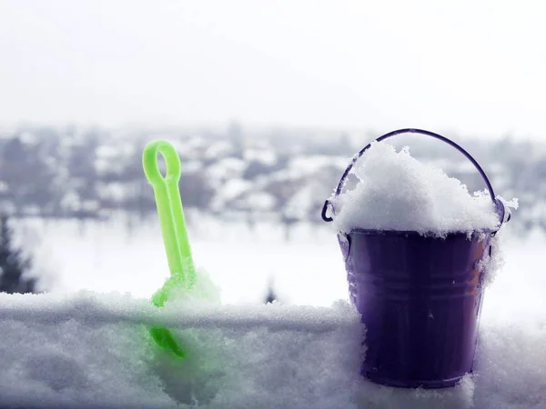 Balde Brinquedo Com Neve Fundo Uma Paisagem Inverno Conceito Estação — Fotografia de Stock