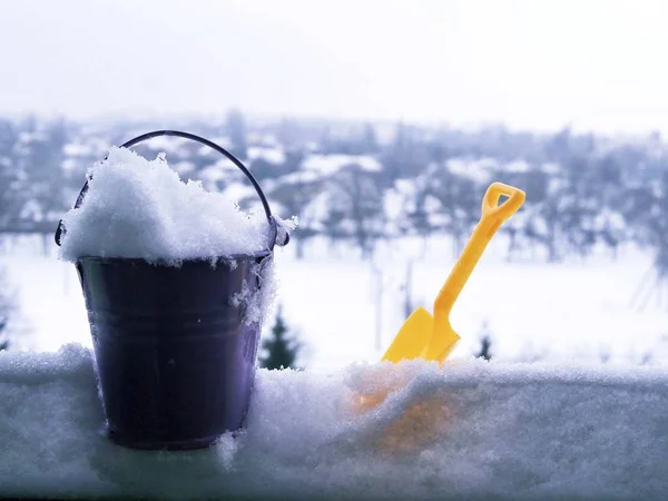 Balde Brinquedo Com Neve Fundo Uma Paisagem Inverno Conceito Estação — Fotografia de Stock