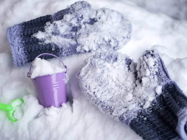 Luvas Neve Balde Brinquedo Uma Neve Feriados Sazonais Inverno — Fotografia de Stock