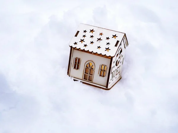 Una Pequeña Casa Decorativa Juguete Con Iluminación Iluminada Nieve Concepto — Foto de Stock