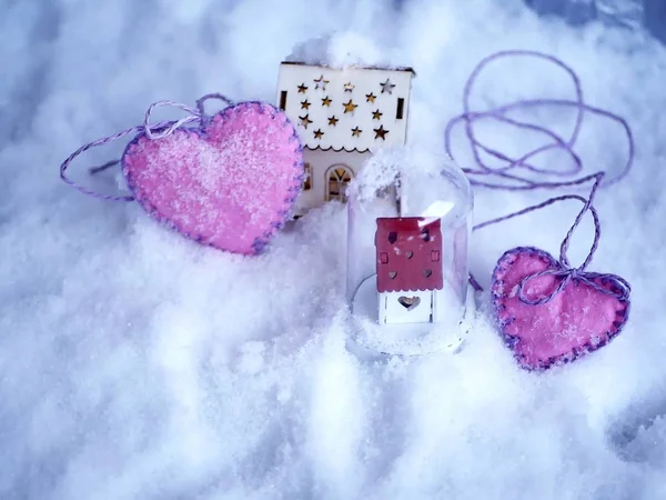 一对小玩具屋 灯火通明 雪上有一双粉红色的感觉 季节性寒假的概念 情人节 圣诞节 — 图库照片