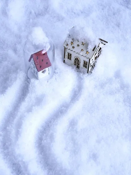 Duas Pequenas Casas Brinquedo Com Iluminação Iluminada Neve Caminhos Neve — Fotografia de Stock