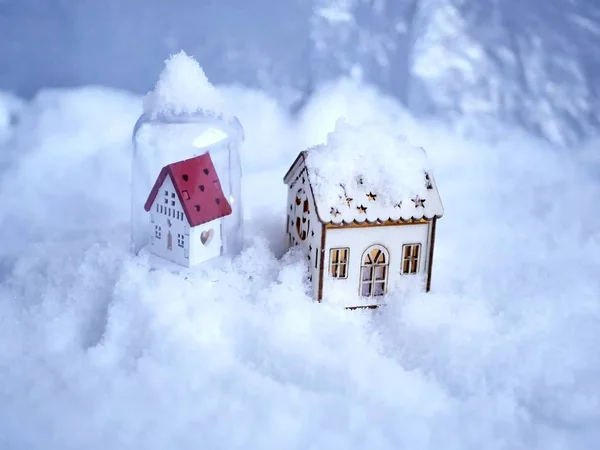 Duas Pequenas Casas Decorativas Brinquedo Com Iluminação Iluminada Neve Conceito — Fotografia de Stock