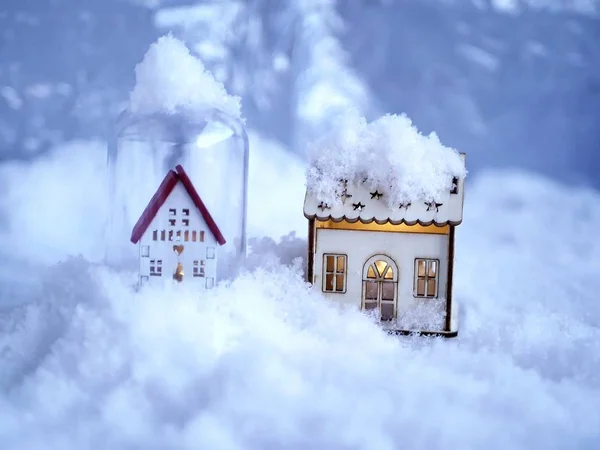 两个小玩具装饰房子与灯火通明的雪 冬季季节性假期的概念 圣诞节 家庭舒适 — 图库照片